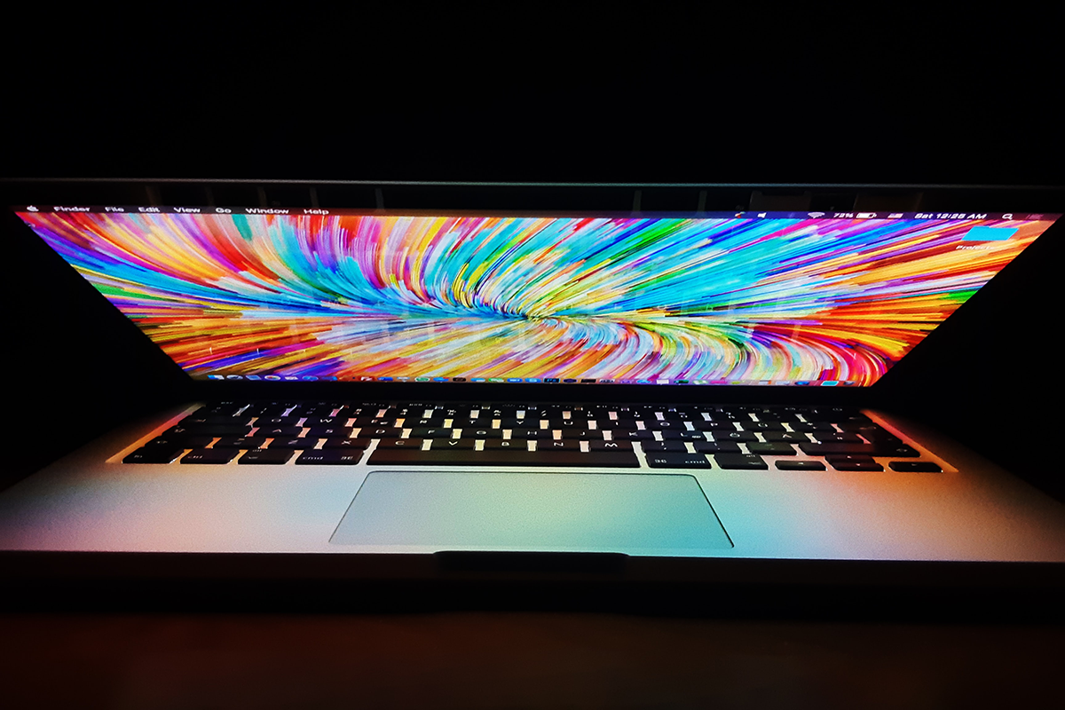 虹色のパソコン画面